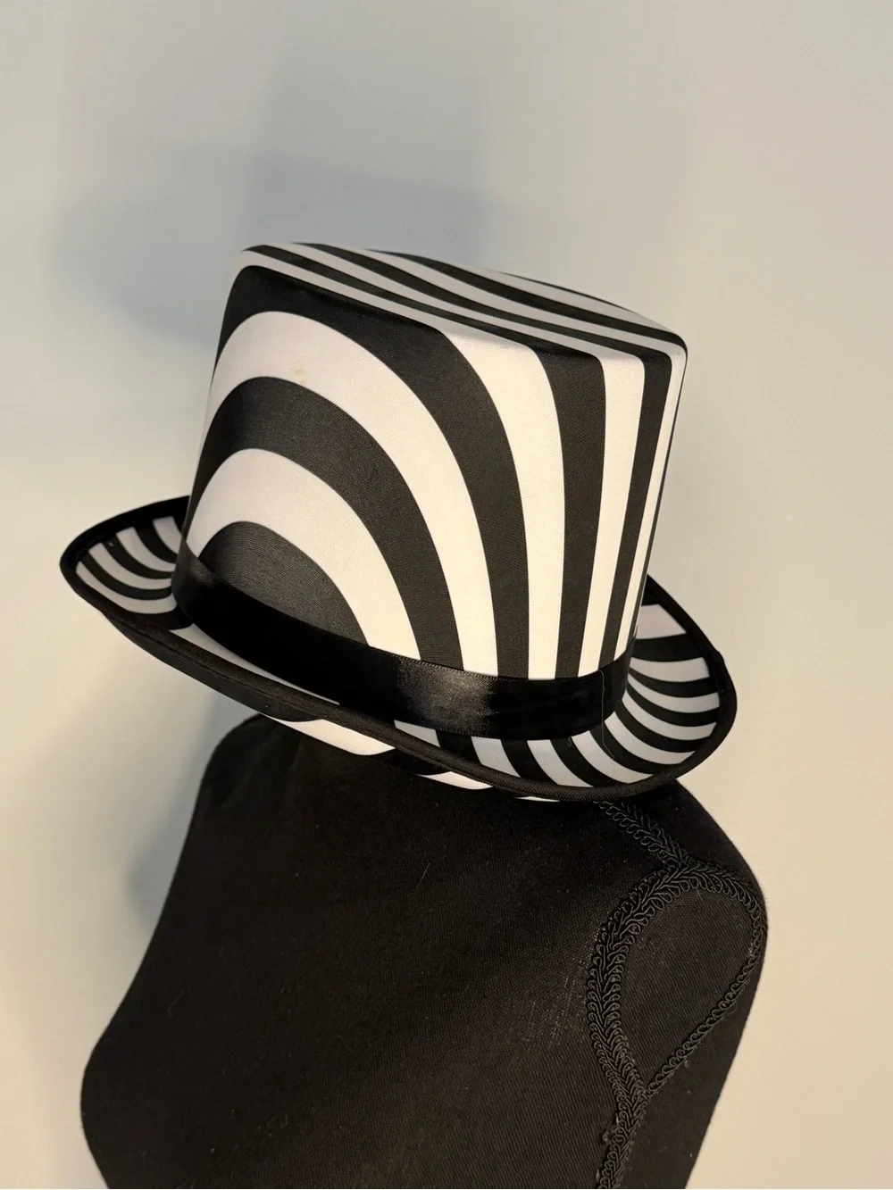 Circus Ring Leader Mad Hatter Halloween Clown Black & White Costume Top Hat